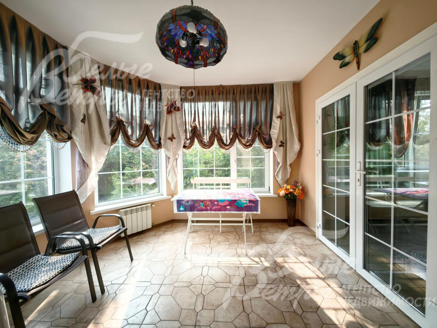 Выход из кухни-столовой на утепленную веранду.