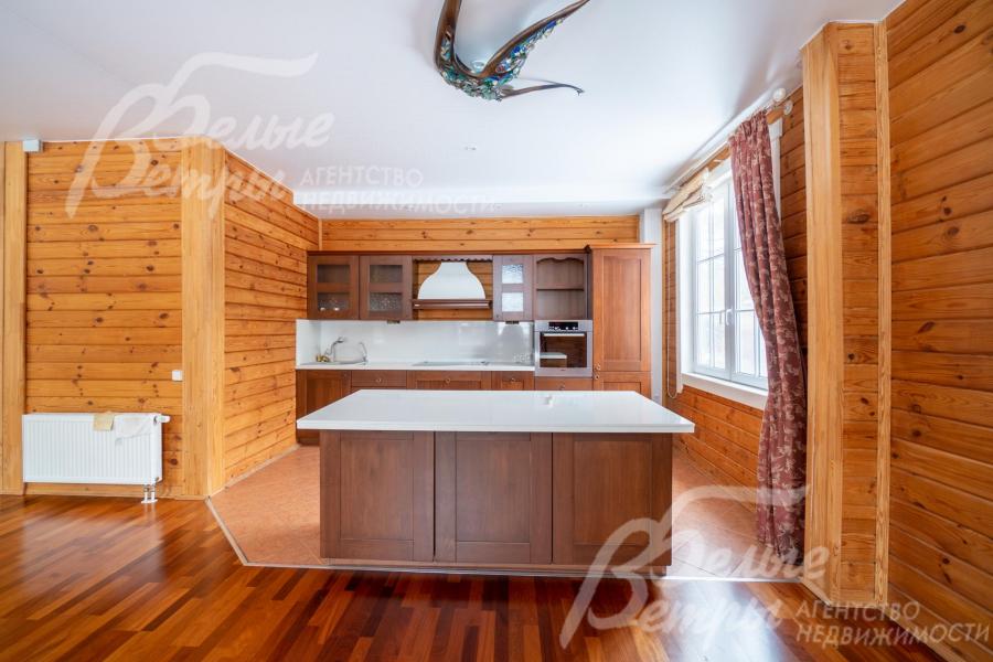 В основном доме установлен кухонный гарнитур с островом-столом