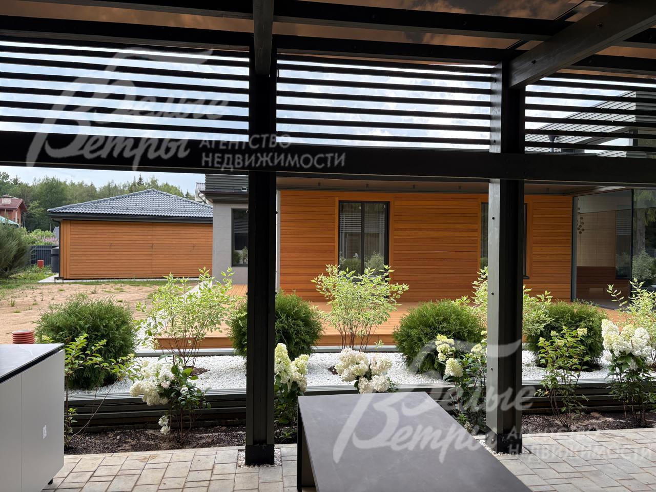 Вид из беседки на участок и дом