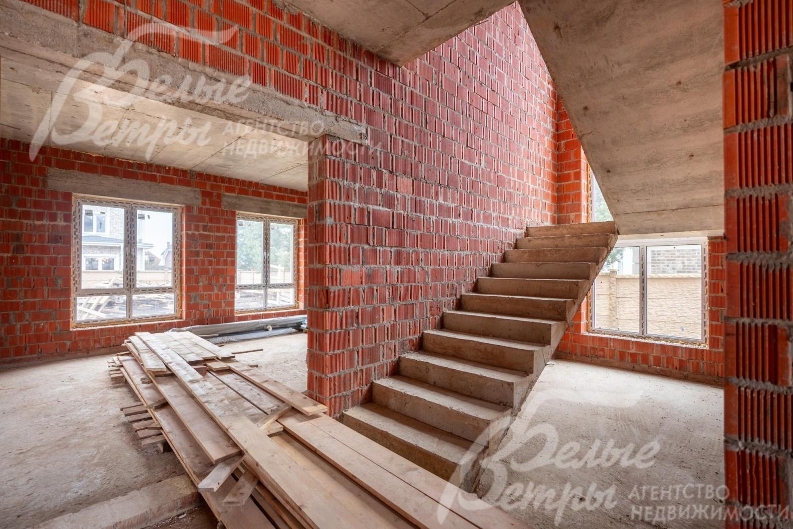 Смонтирована лестница на бетонном основании, ведущая на второй этаж