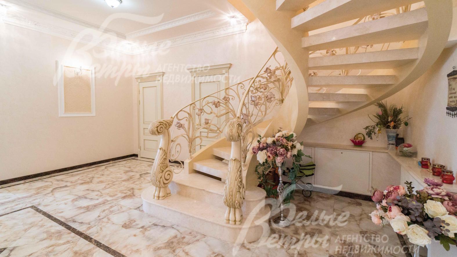 Изящная лестница с радиусными ступенями