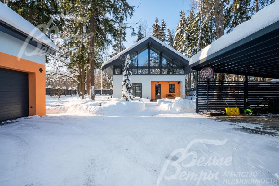 На участке возведён вспомогательный двухэтажный дом с гаражом и квартирой для персонала, есть навес для двух автомобилей