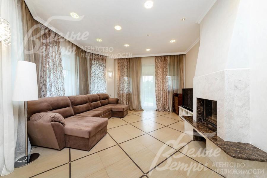 Камин отделан мрамором