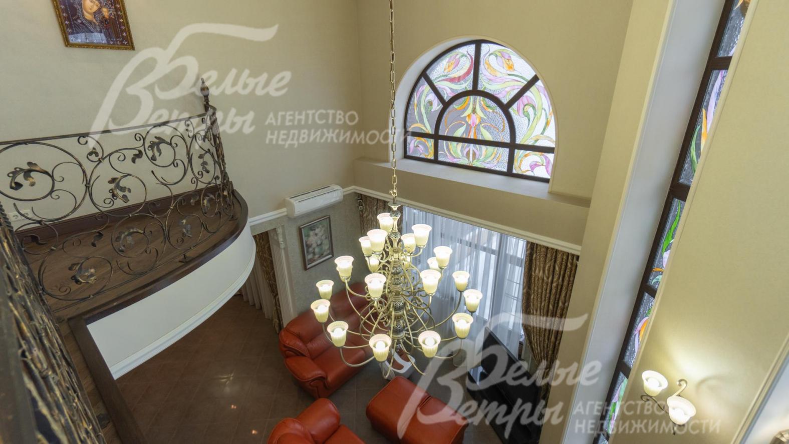 Витражное окно в зоне второго света