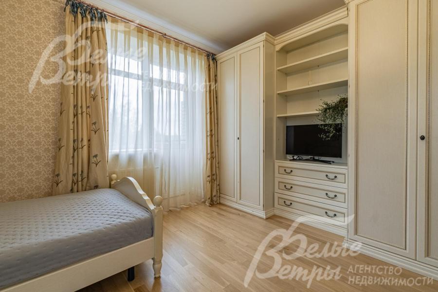 На полу паркет из ценных пород дерева