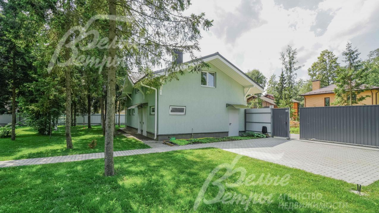 Вспомогательное строение - отапливаемый гараж на 2 авто, котельная, кладовая; на 2-ом этаже - жилое помещение для персонала (или гостей)