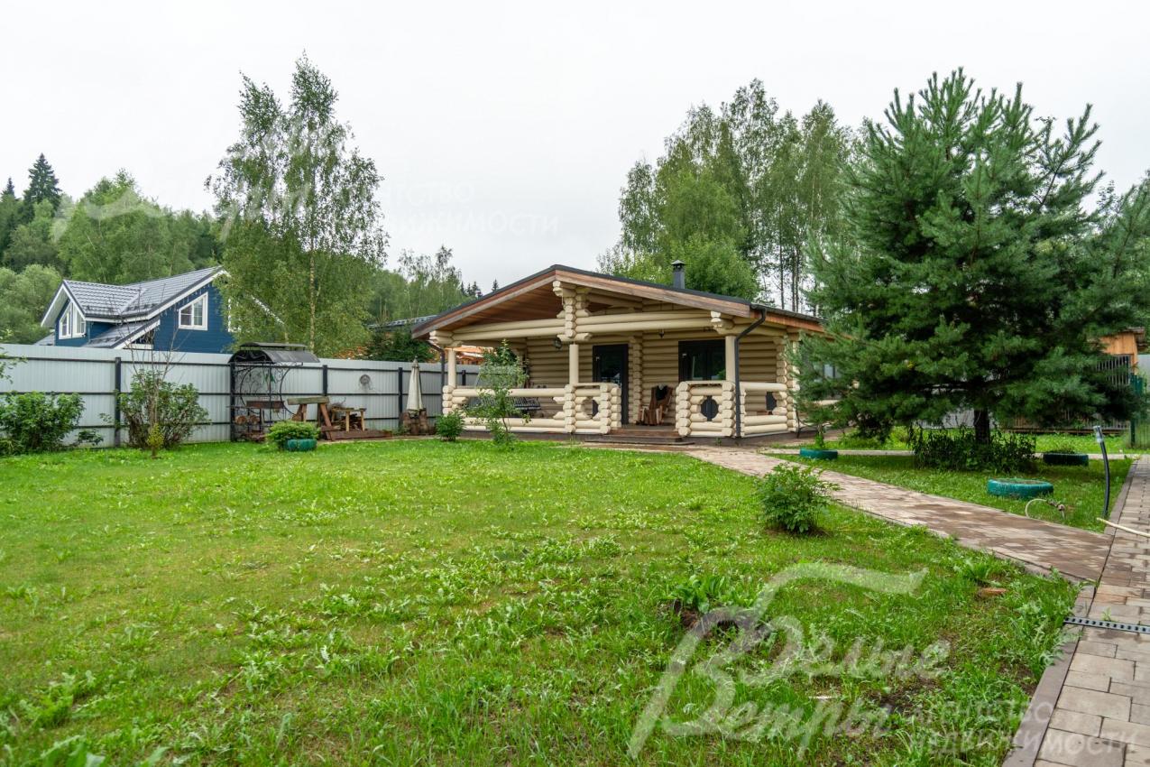 Высажен газон, ели, декоративные кустарники и растения, дорожки выложены плиткой