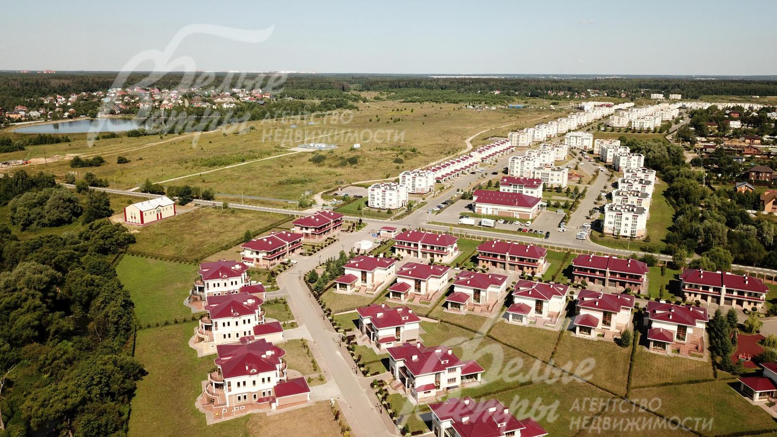 Озеро с рыбалкой и оборудованным пляжем Серебренная чаша в шаговой доступности