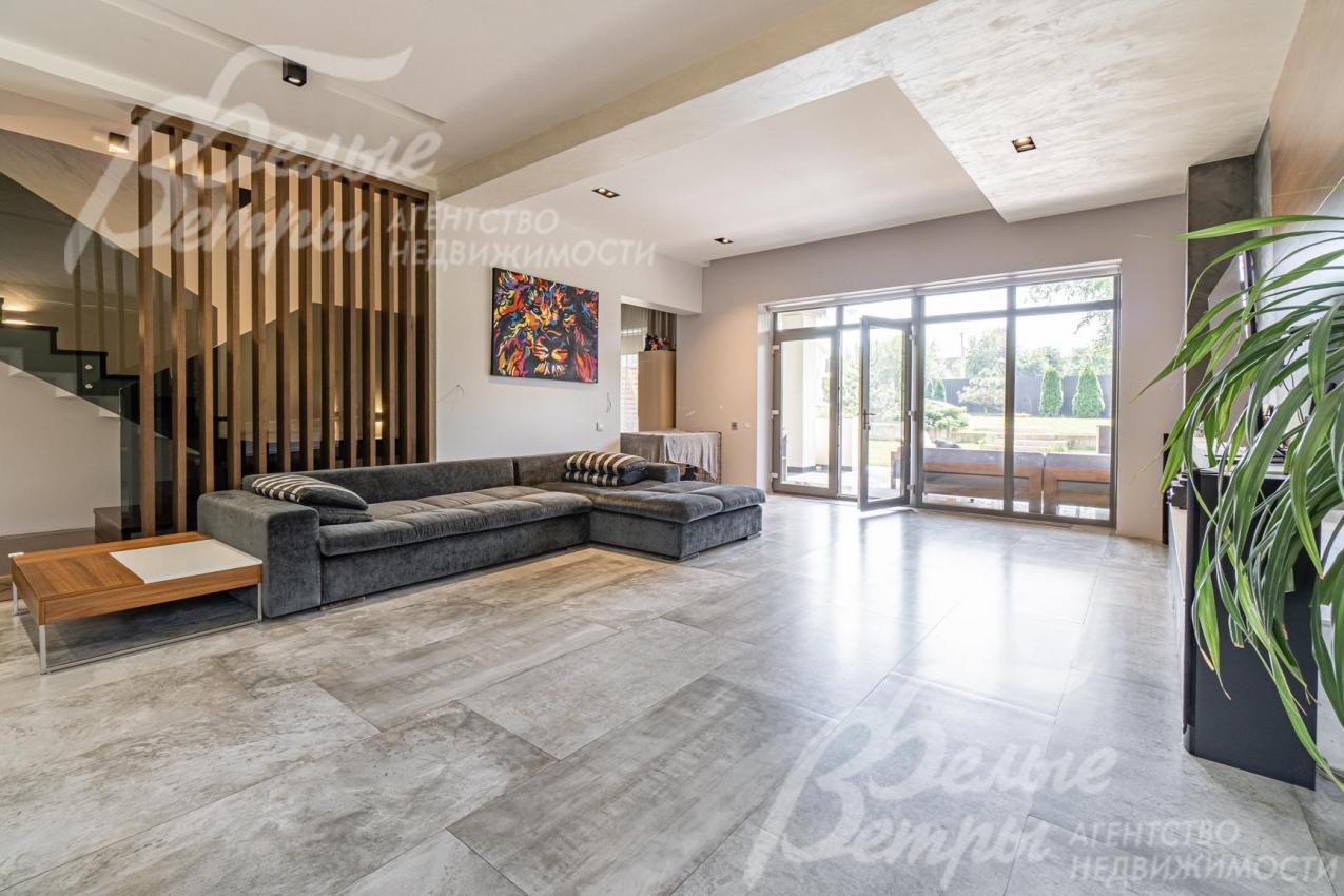 Стены отделаны декоративной и художественной штукатуркой (производитель San Marco, Италия)