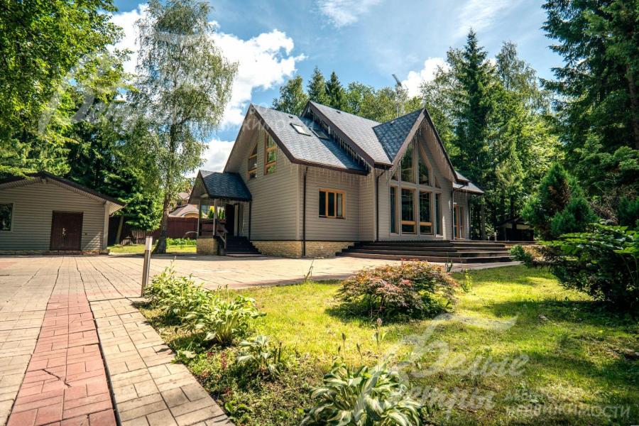 На участке частично сохранен лес, растут лиственницы, берёзы, сосны, яблони