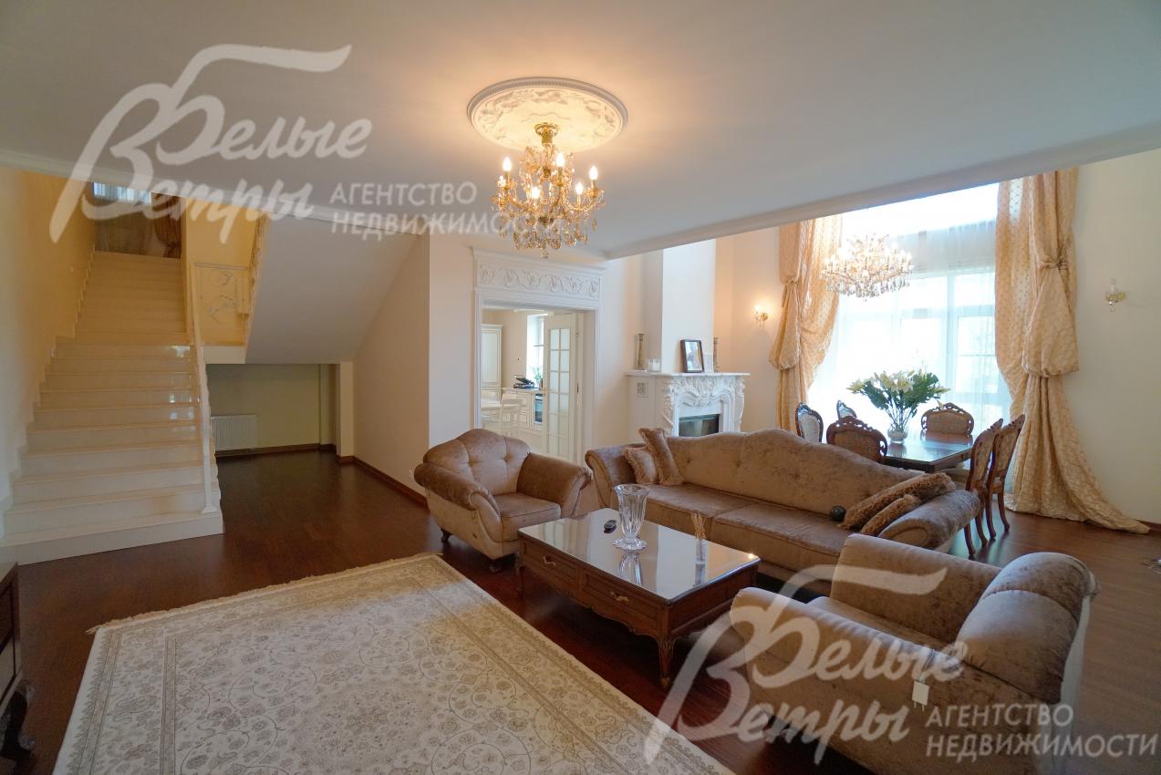 Гостиная 42 кв.м с камином и вторым светом