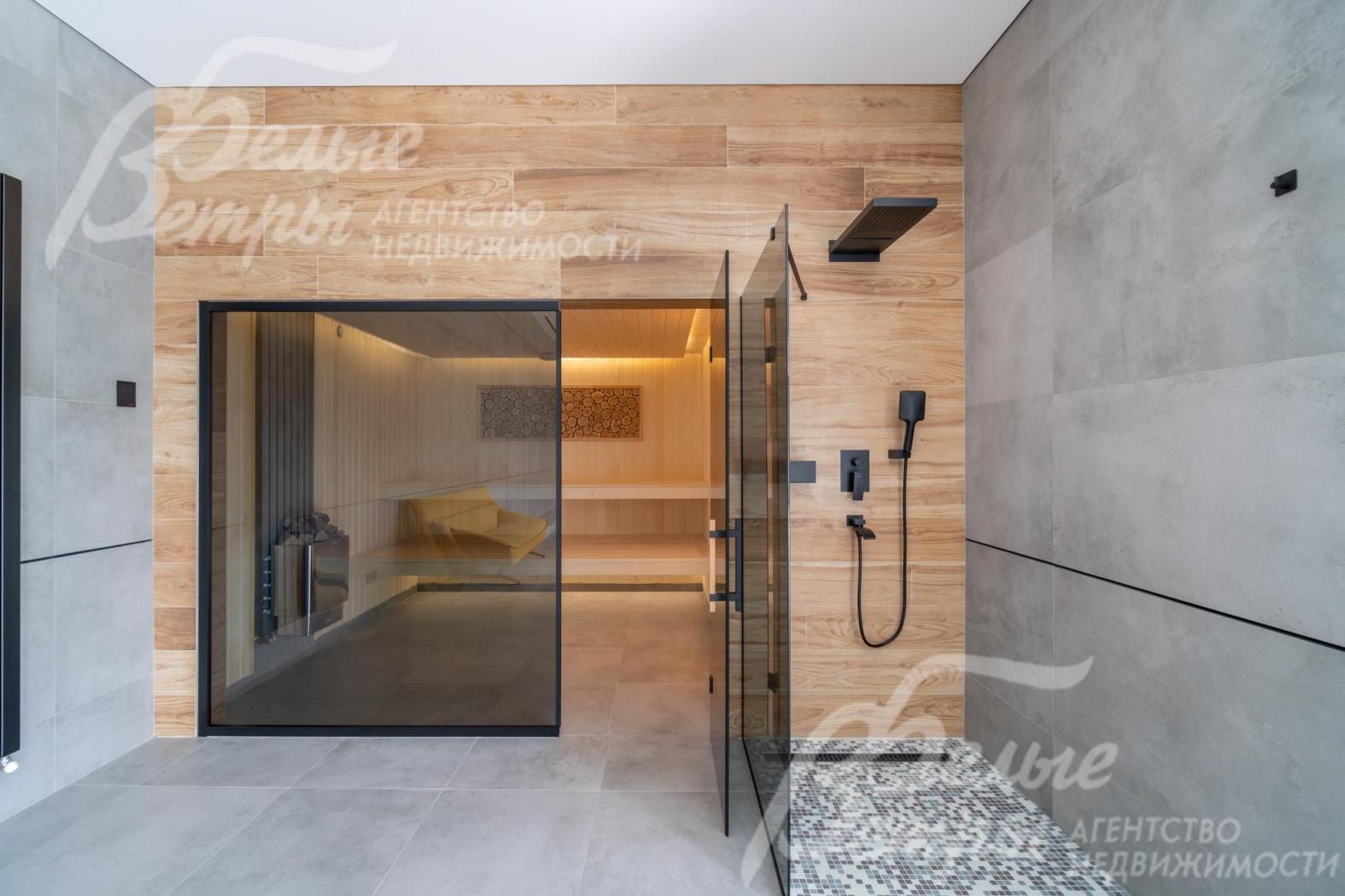 Рядом с сауной - душевая со стеклянной перегородкой