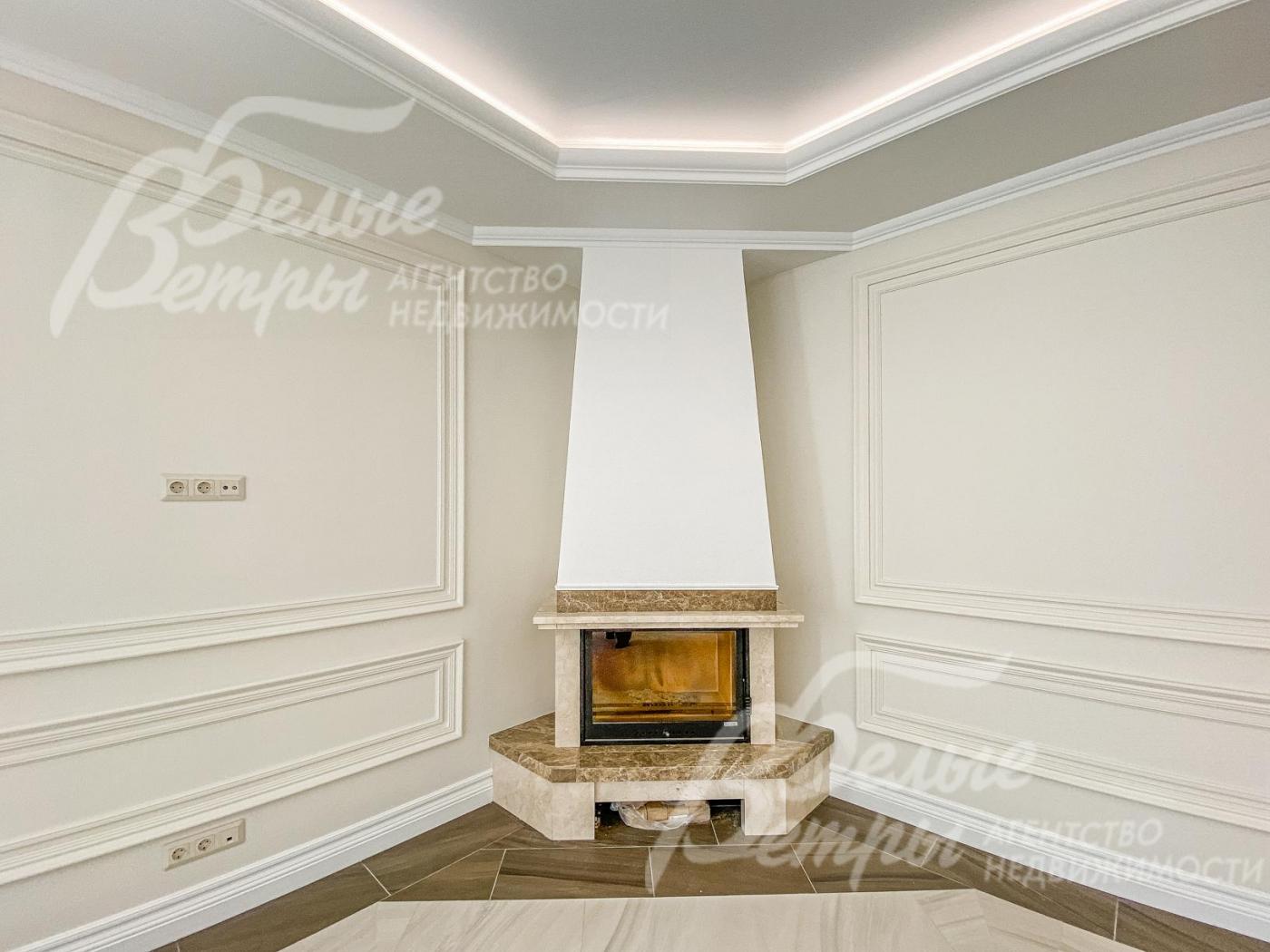 Камин отделан мрамором