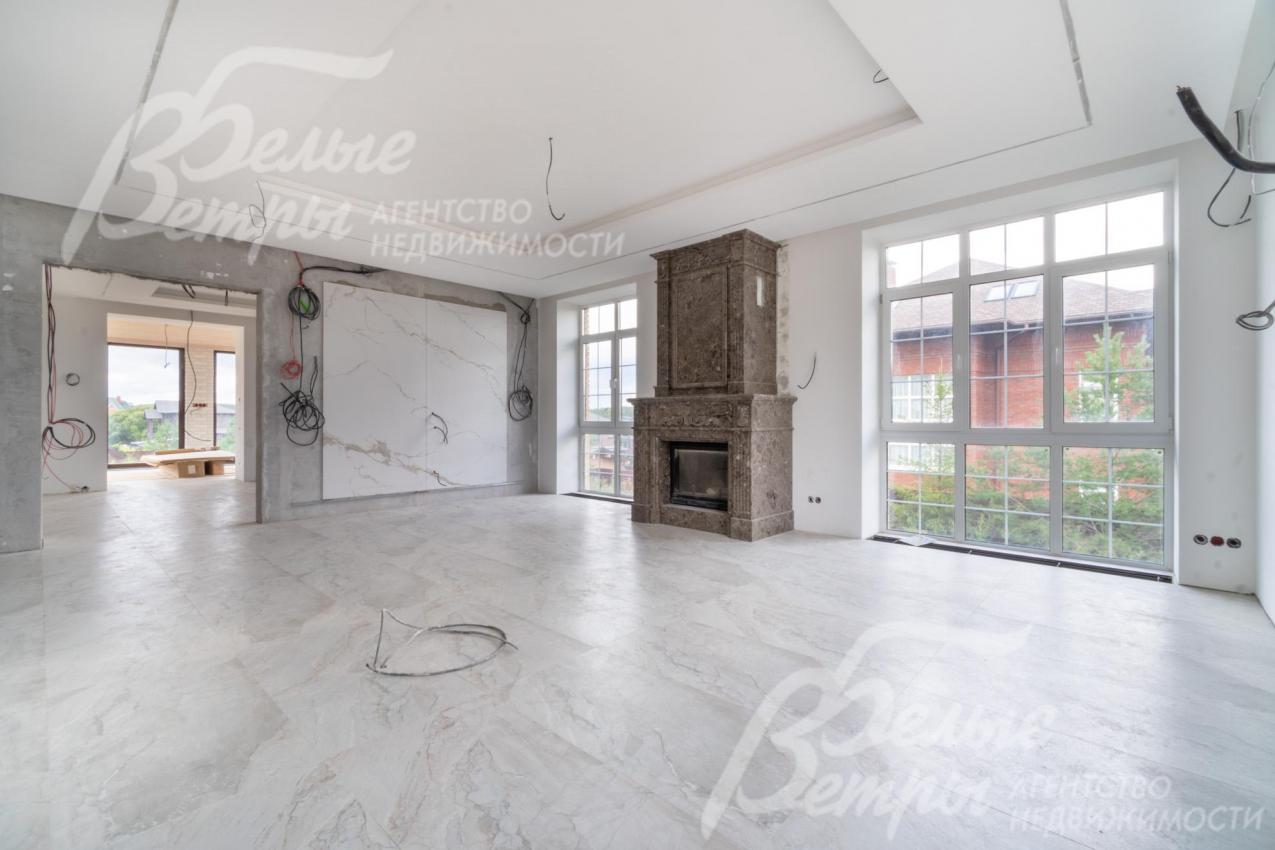 Из гостиной - вход в кухню-столовую через портал