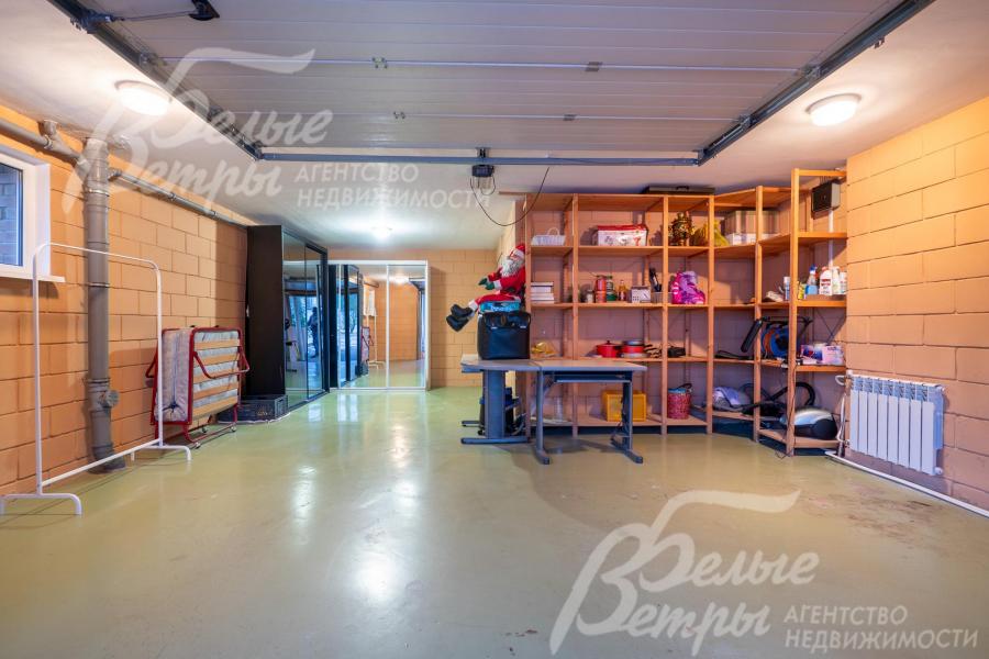 В доме - жилой цокольных этаж с гаражом и просторным кабинетом