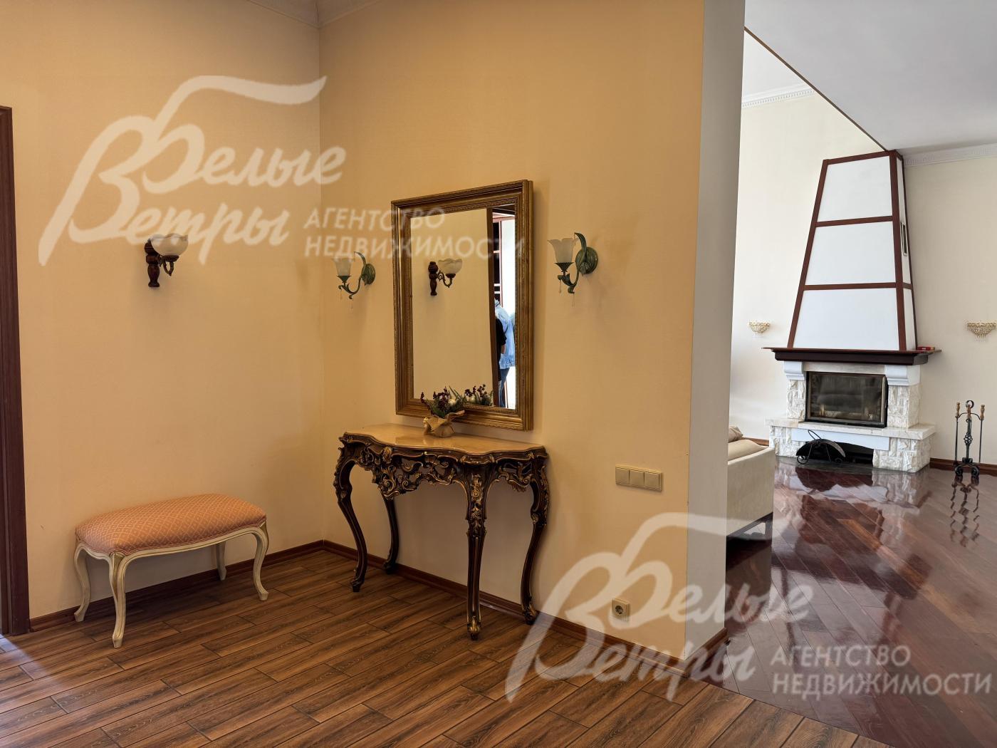 Дом полностью отделан с использованием премиальных материалов: на полу - массив курупау