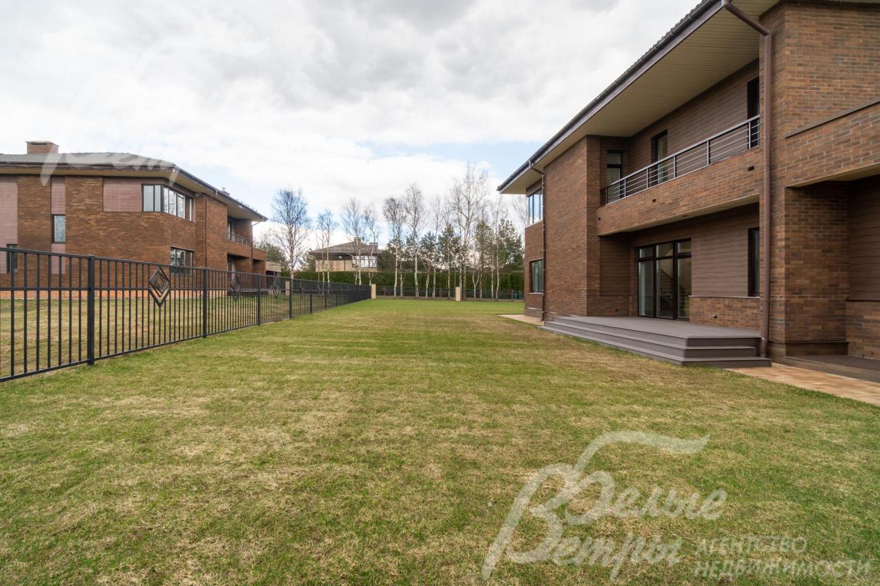 Участок огорожен кованым забором в едином стиле поселка