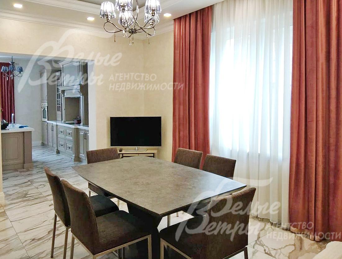 Во всех комнатах карнизы, тюль, светонепроницаемые шторы блэк-аут в общей стилистике дома