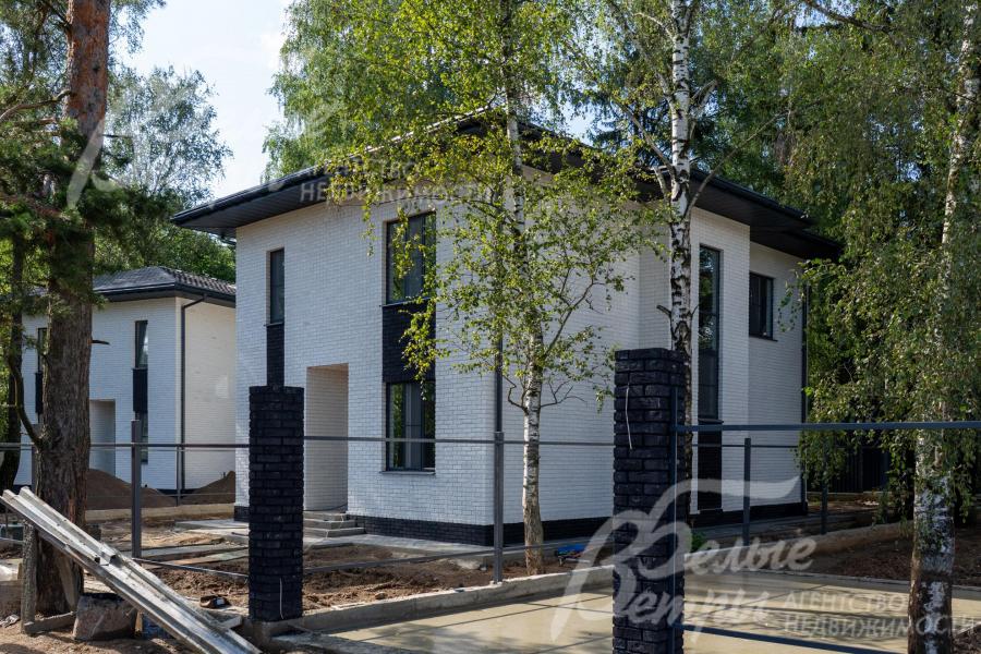 Участок граничит с Изваринским лесопарком