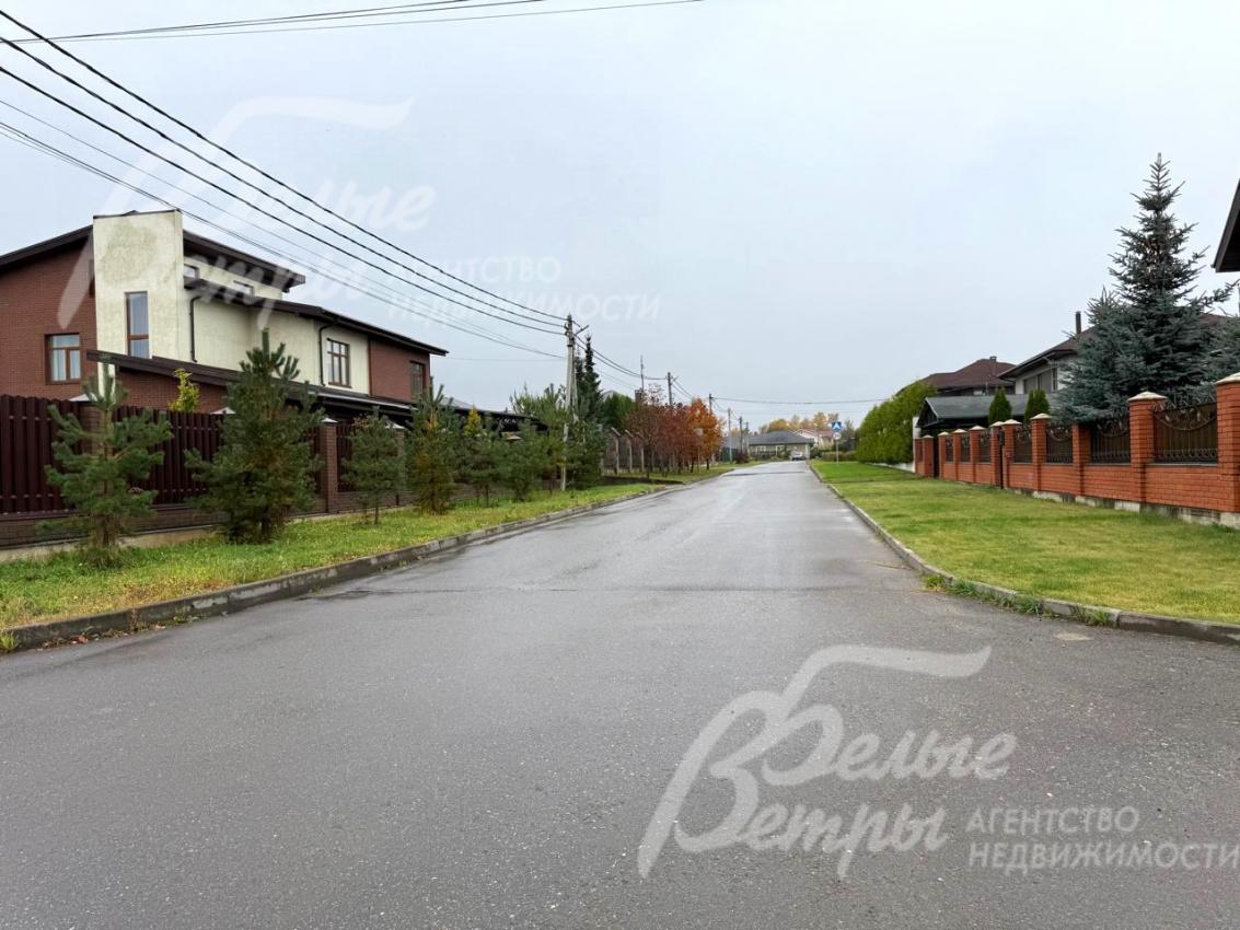 Рядом с коттеджным посёлком - городская инфраструктура