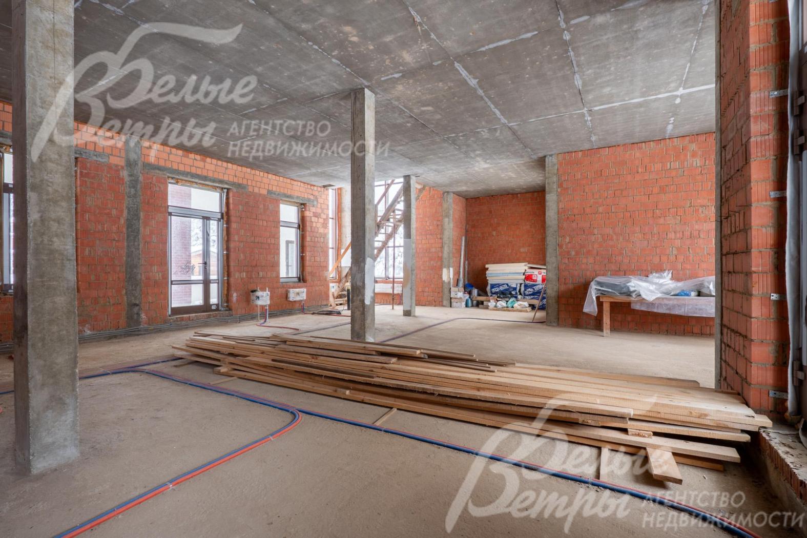 Пол выполнен из монолитного бетона, на двух этажах разведены и установлены радиаторы KERMI