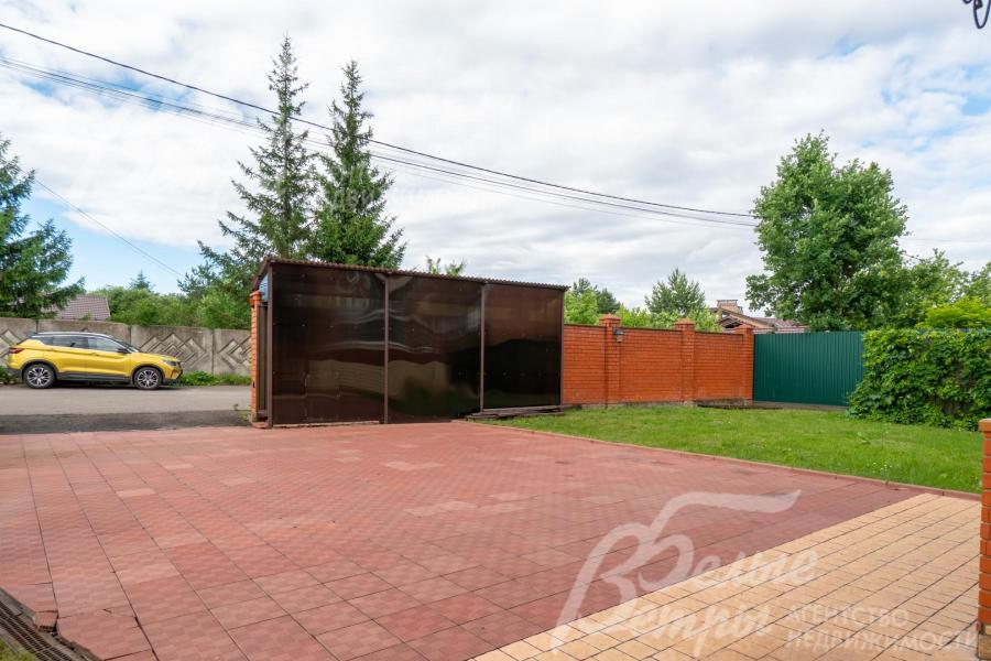 Перед домом находится открытая парковка на 2 автомобиля, а также навес для 2 автомобилей