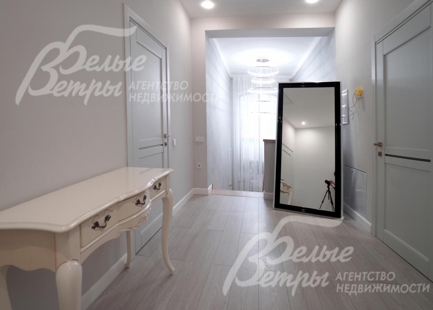 Холл 2-го этажа. В доме - межкомнатные эмалированные двери из бука марки Волховец