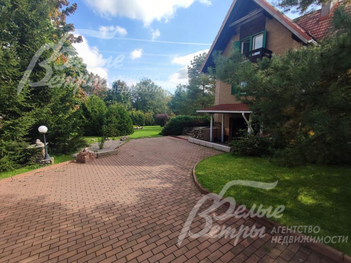 У дома - просторная парковка, вымощенная брусчаткой. Дорожки оформлены натуральным камнем