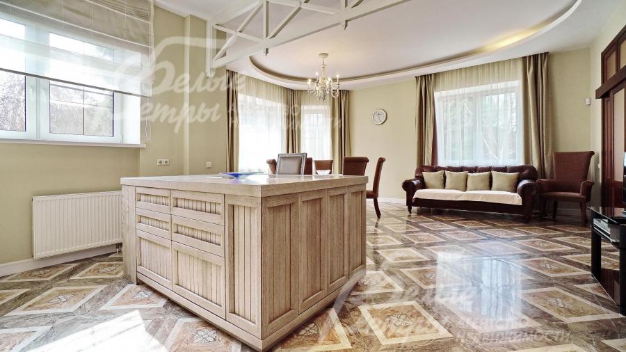 Кухня с островом (Италия), фасады массив состаренного дерева ценных пород, столешница - искусственный камень с монолитной мойкой