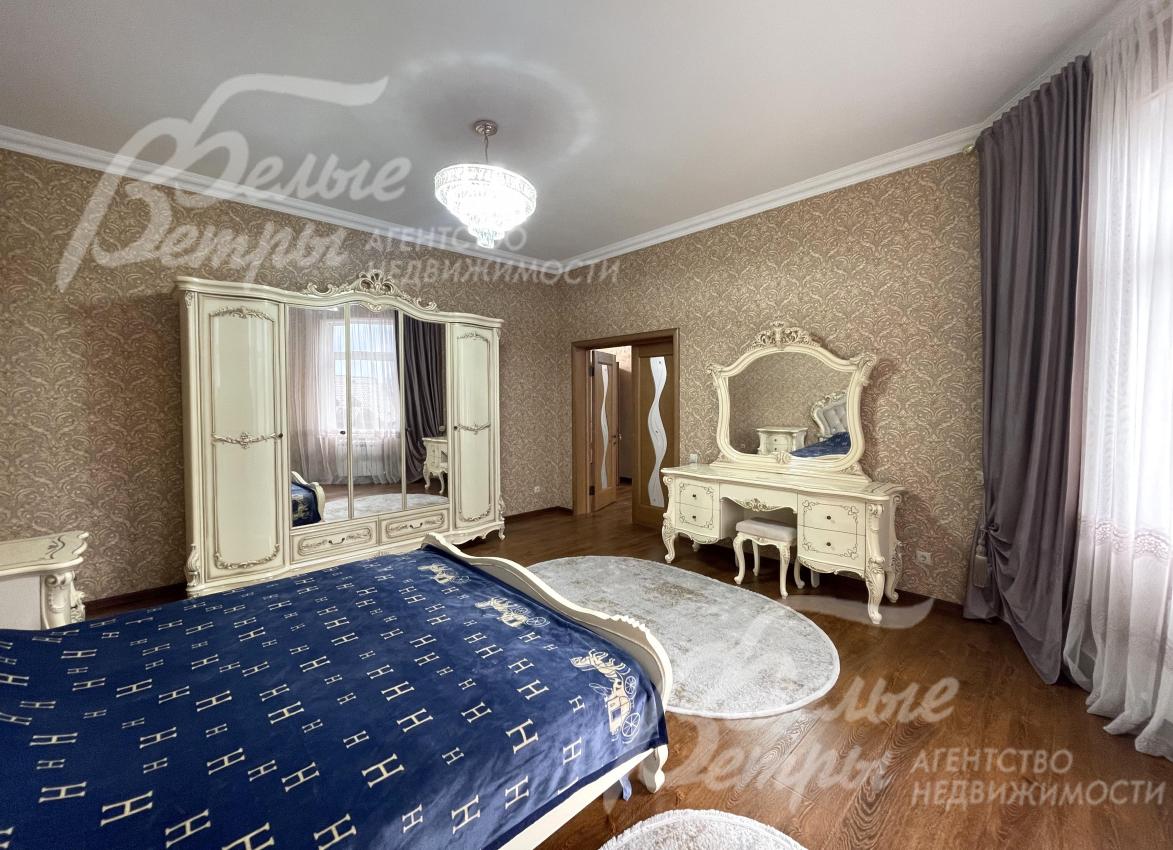 Спальный гарнитур выполнен в едином стиле