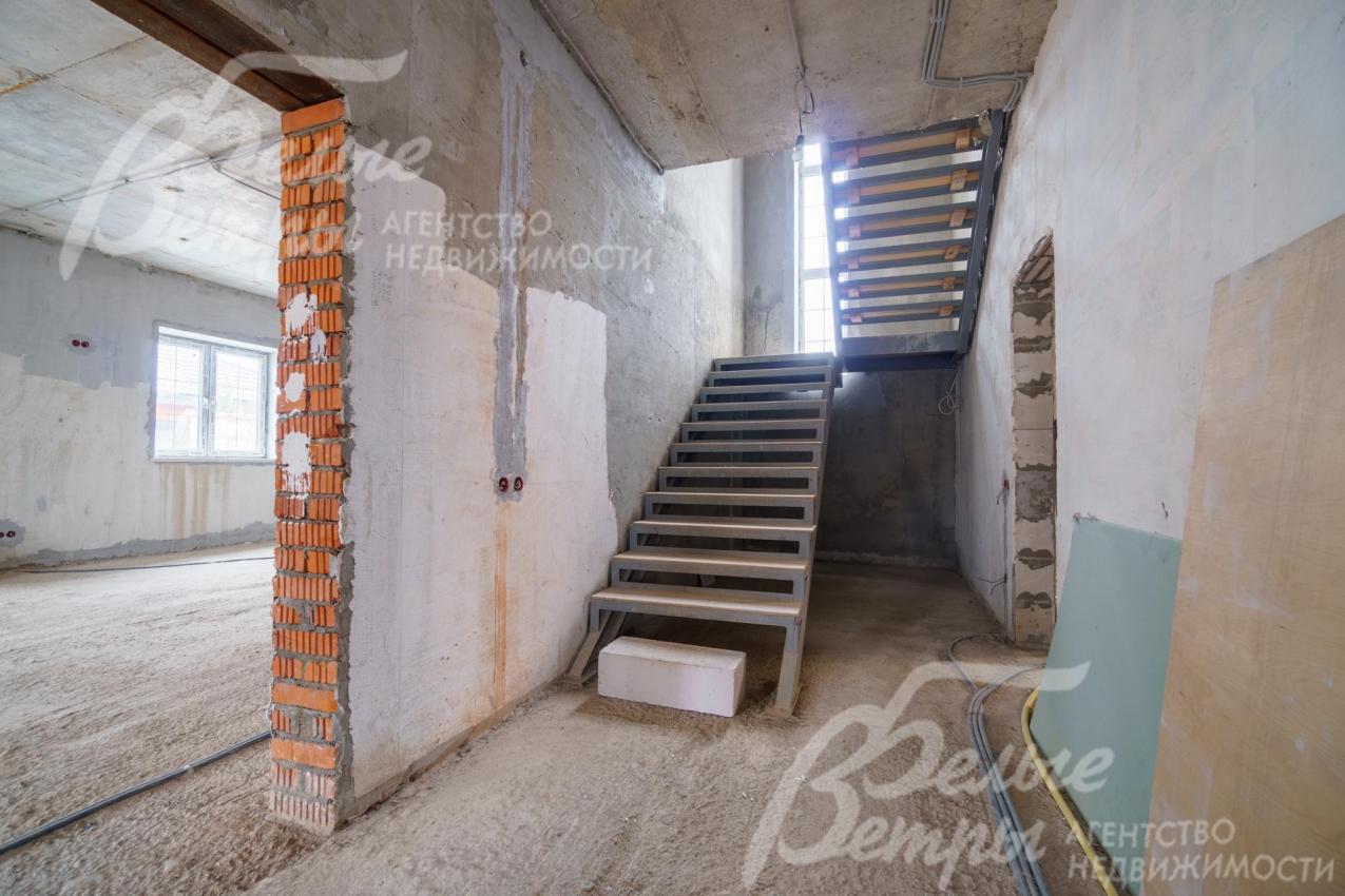 На второй этаж ведёт лестница на металлическом каркасе