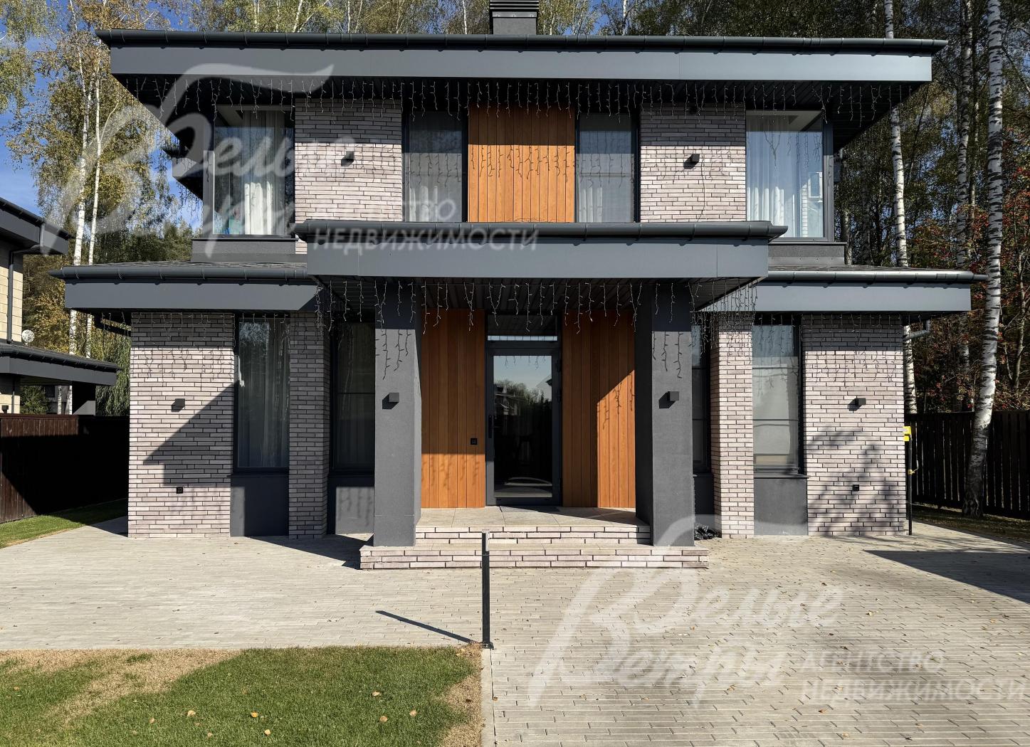 Главный вход в дом - через крытое крыльцо, установлена входная дверь из тёплого алюминия со стеклопакетом черного цвета и электронным замком "hottel slim"