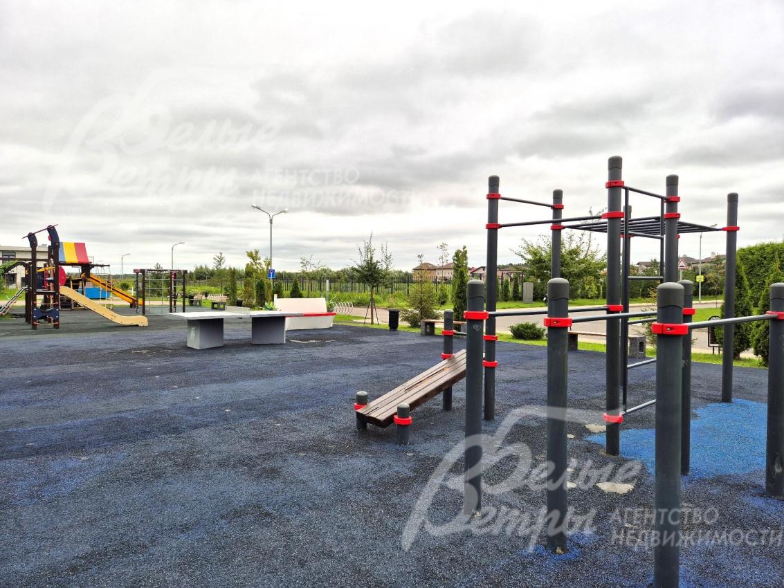 Детская площадка в поселке.