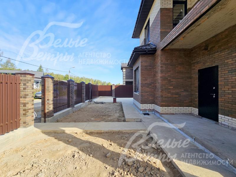 Ограждение по фасадной части участка - забор на кирпичных столбах в стиле дома с откатными воротами