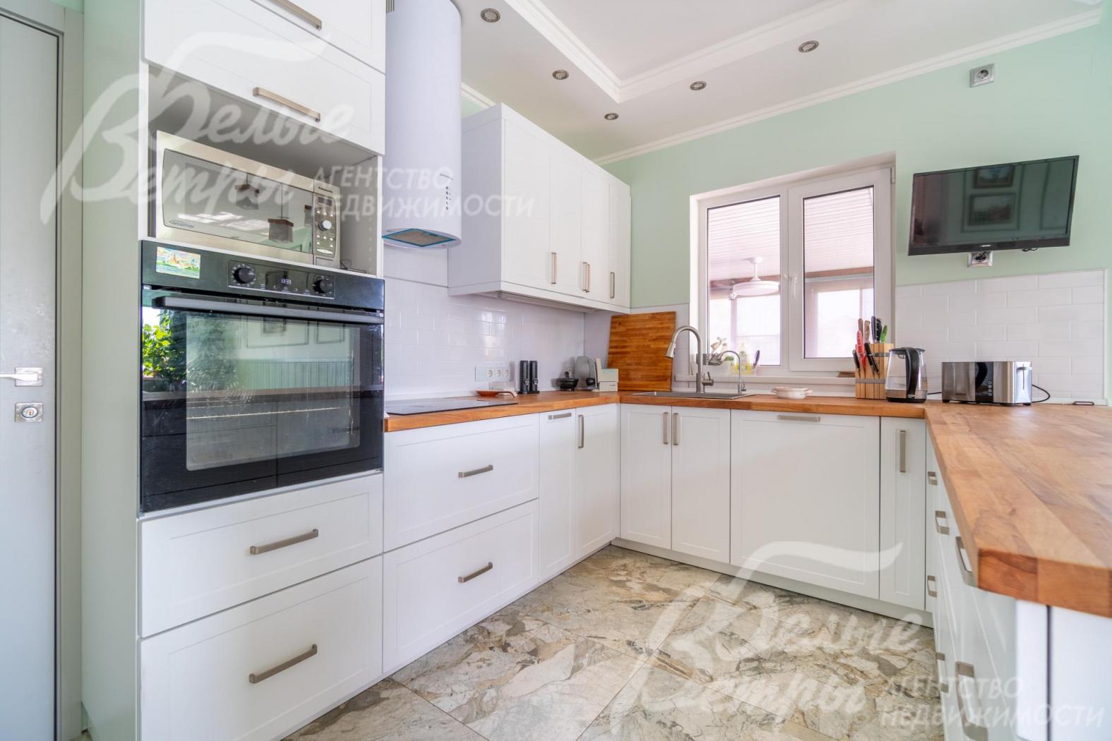 На кухне установлен функциональный гарнитур со встроенной бытовой техникой