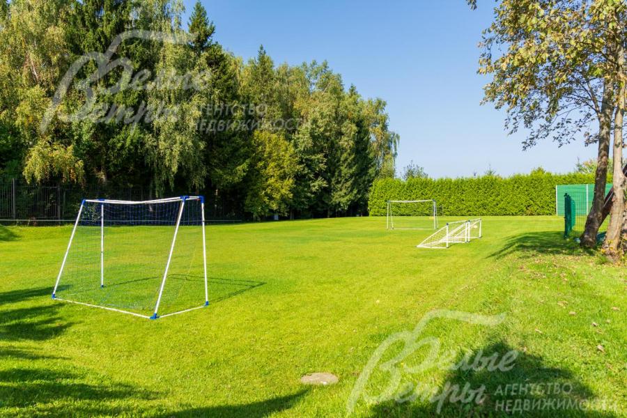 Футбольное поле с идеальным газоном