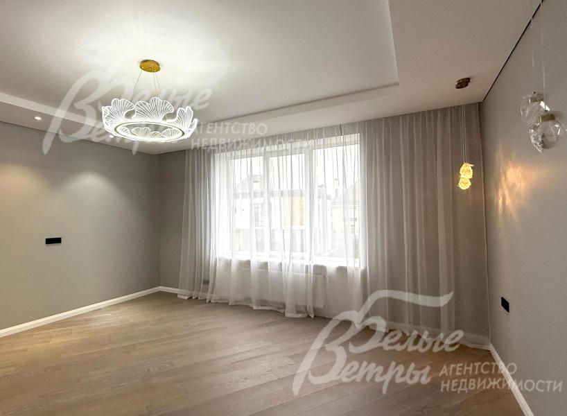 Одна из спален на втором этаже: стены покрашены краской DERUFA, установлена электрика чёрного цвета