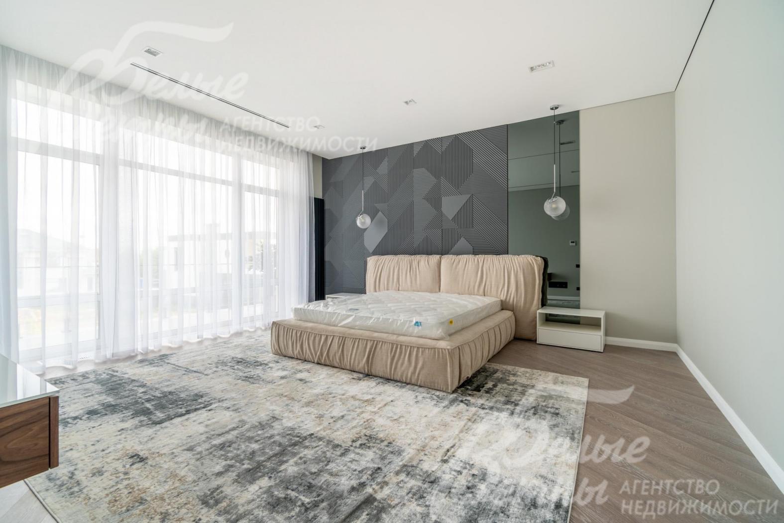 Мастер-спальня с панорамным остеклением. Установлен дорогостоящий спальный гарнитур