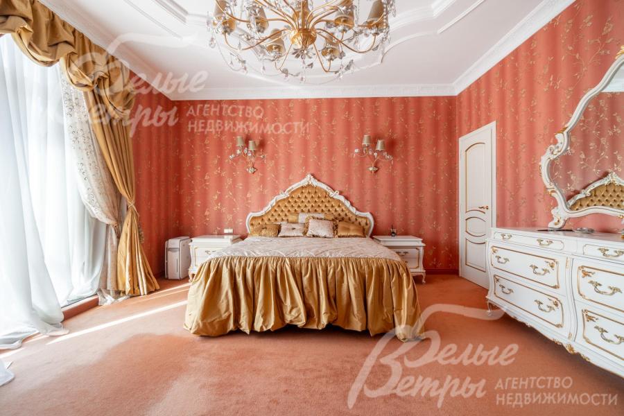 Главная мастер-спальня с санузлом, гардеробной и выходом на видовой балкон площадью 47 кв.м