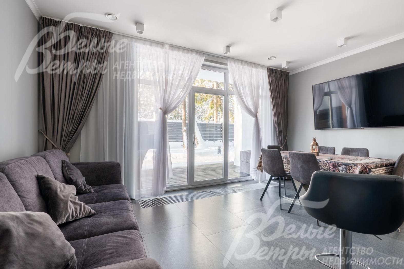 Из кухни-столовой - выход на террасу с маркизой. На полу уложен итальянский крупноформатный керамогранит ATLAS CONCORDE