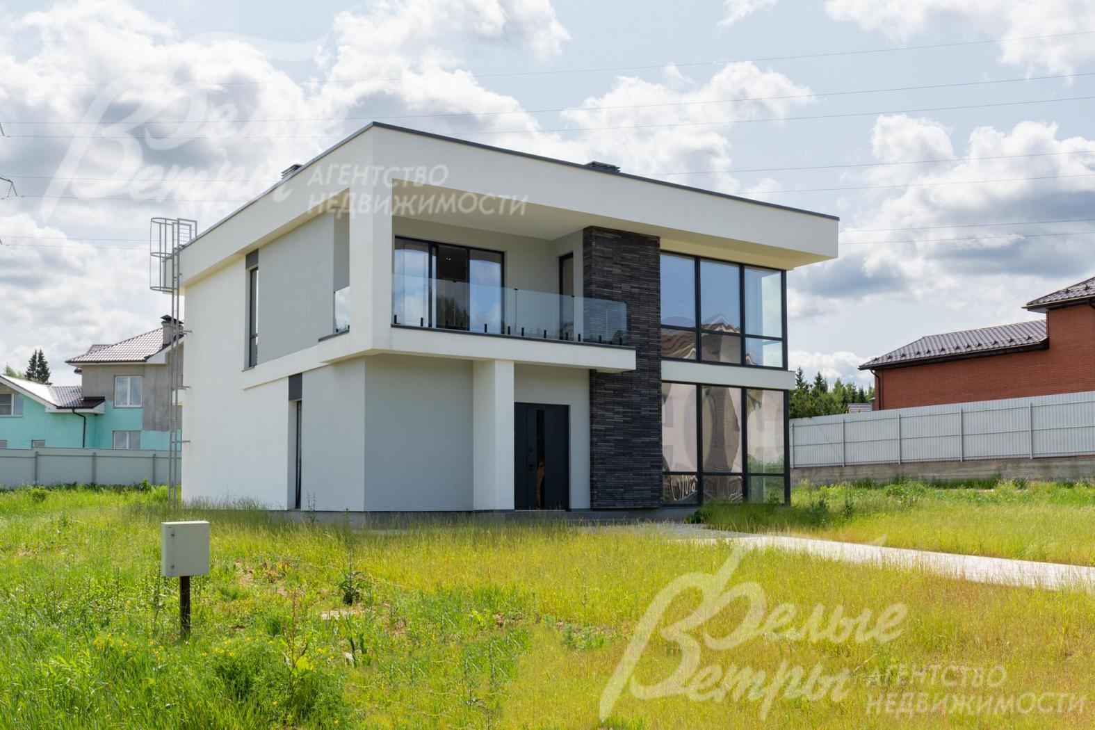 Новый дом стиле хай-тэк на участке 15 соток в охраняемом коттеджном поселке в районе деревни Шаганино.