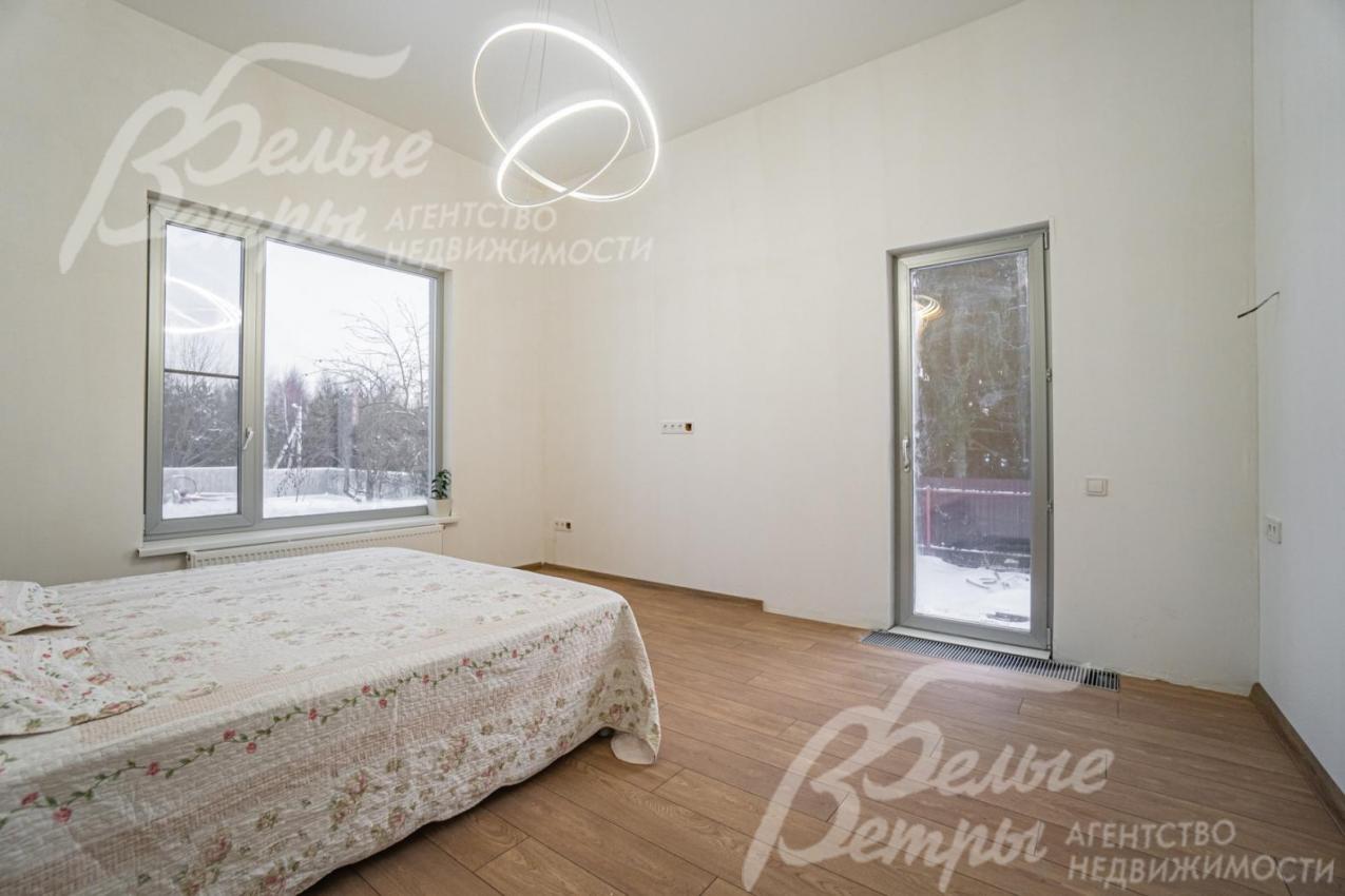 Хозяйская спальня 20 кв.м со своим отдельным выходом на участок.