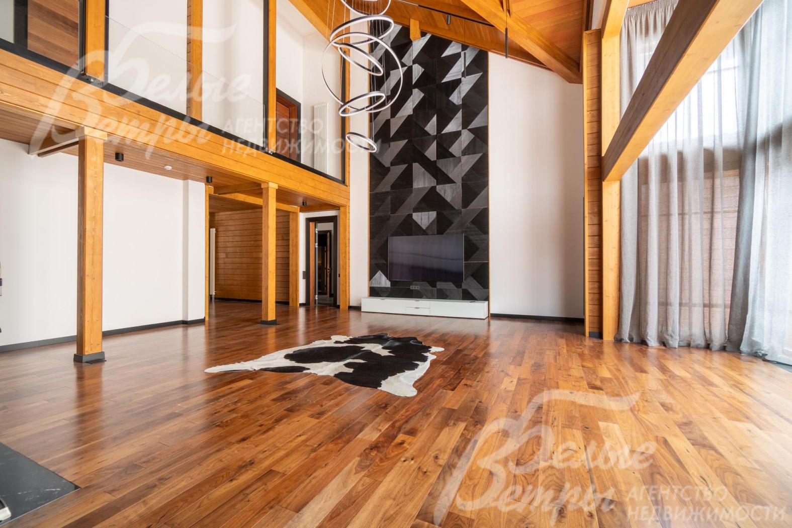 Внутренняя отделка стен сочетает дерево и краску, потолки комбинированные: дерево и гипсокартон