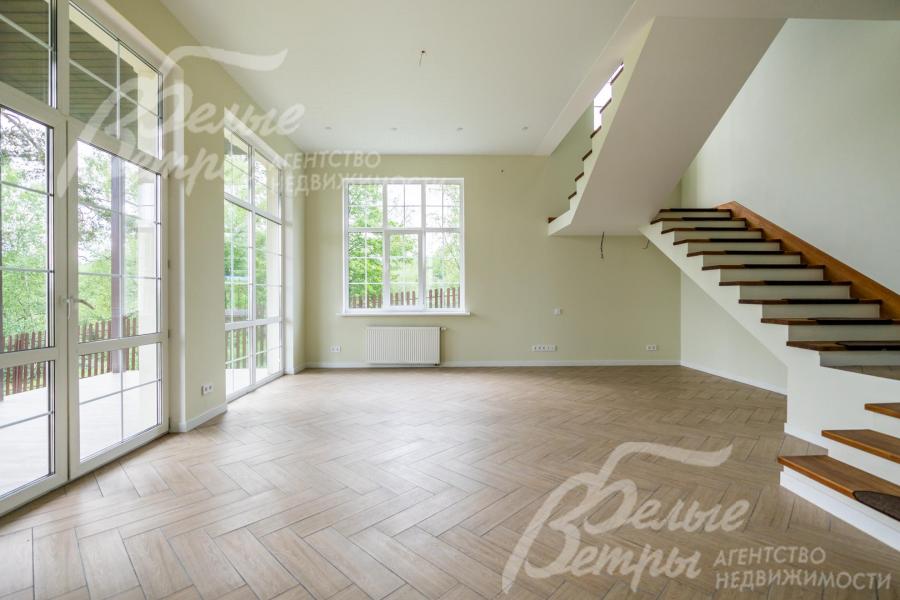 Гостиная с выходом на крытую террасу.