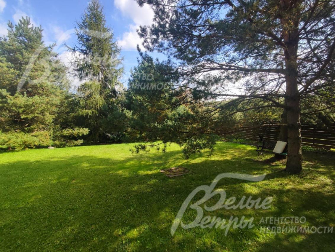 На участке частично сохранены лесные деревья, есть много зон для отдыха