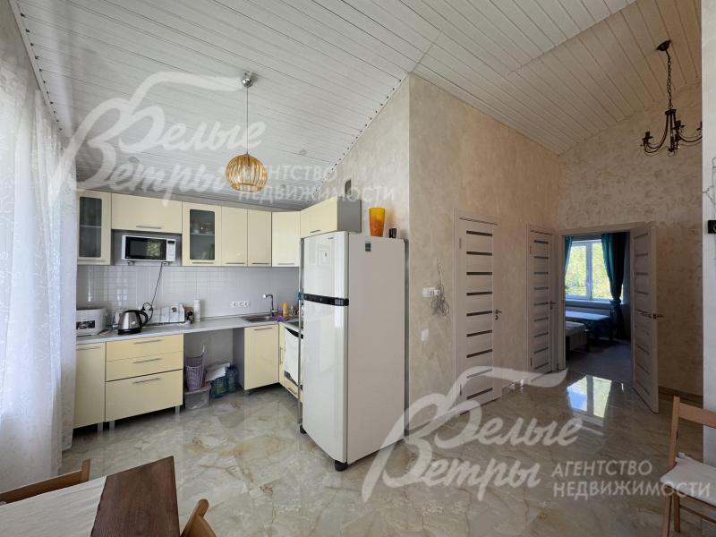 На кухне установлен гарнитур со встроенной техникой