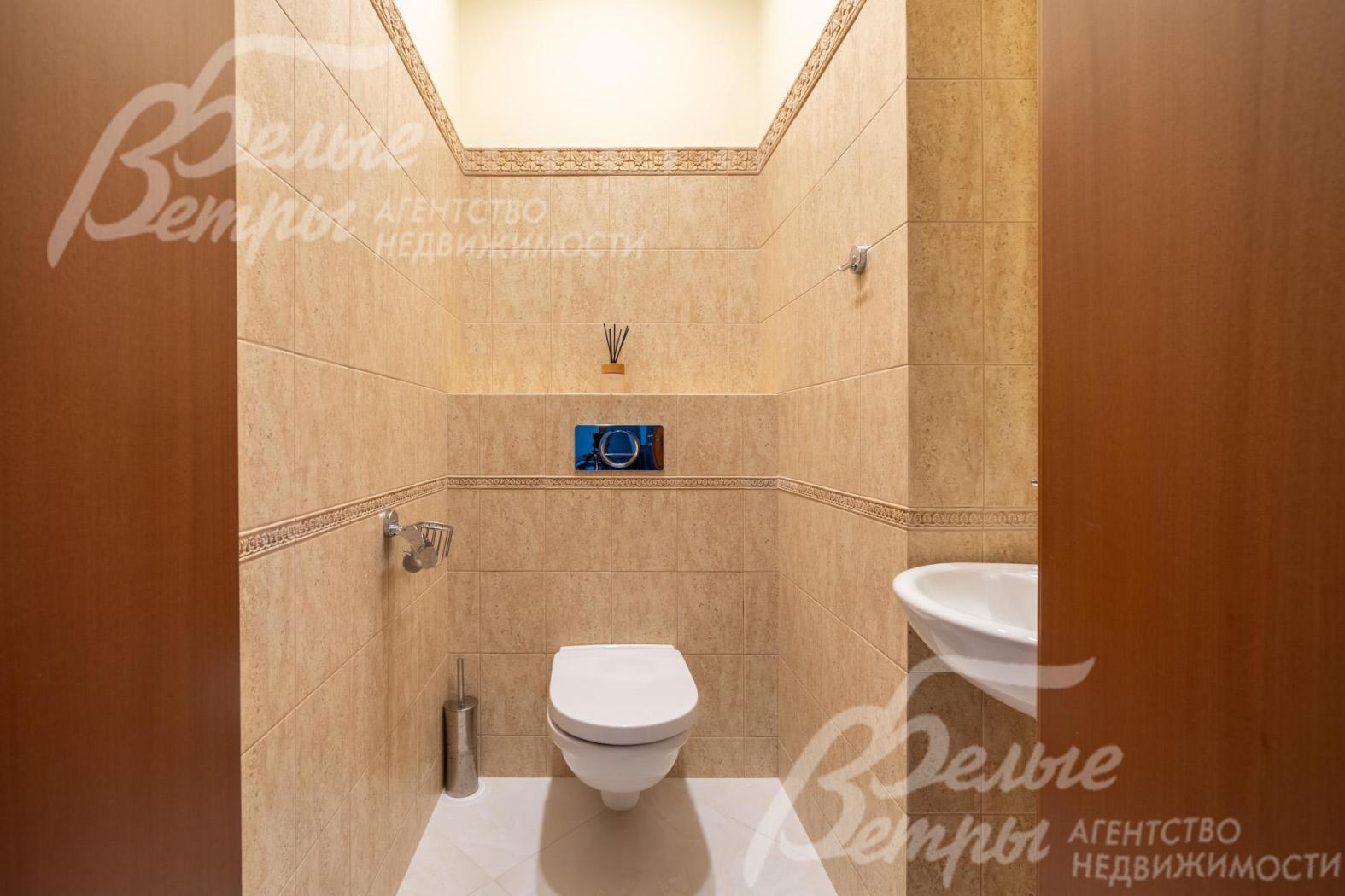 В спа-зоне есть санузел, оформленный плиткой в тёплых бежевых тонах, что гармонирует с древесными оттенками сауны. Также в спа-зоне есть комната отдыха