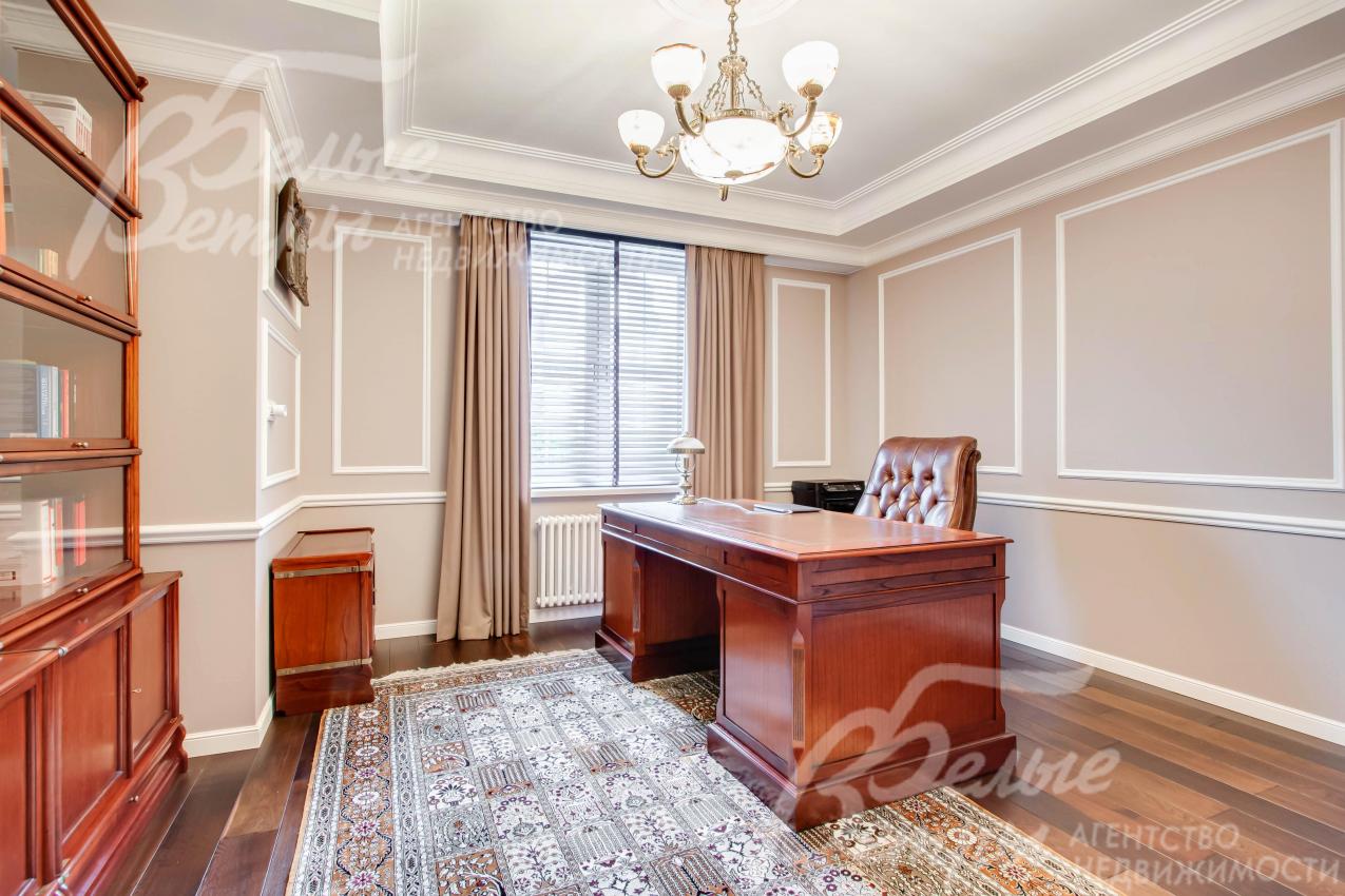 Мебель в кабинете из красного дерева