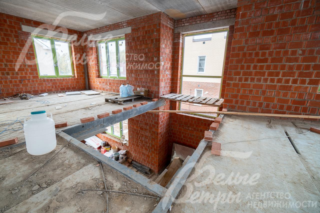 В доме - высокие потолки. Можно реализовать индивидуальный дизайн-проект интерьера