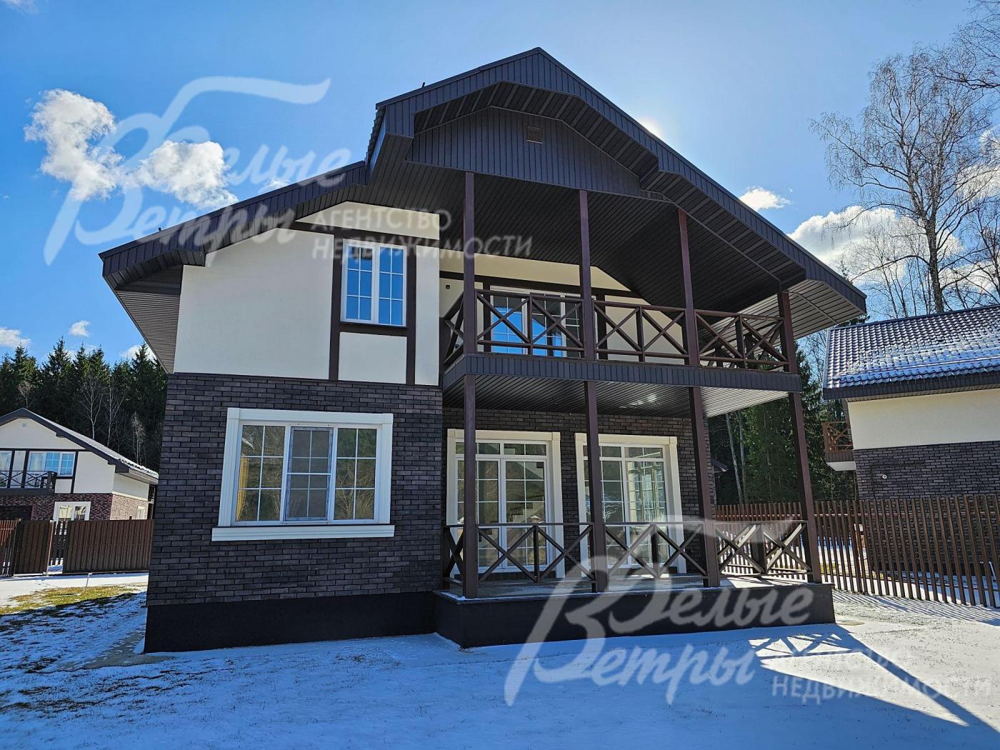 Дом расположен на участке 8 соток.